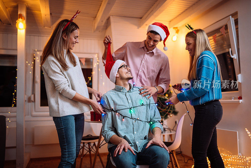 圣诞派对- Z一代庆祝圣诞节和新年，并包装男人